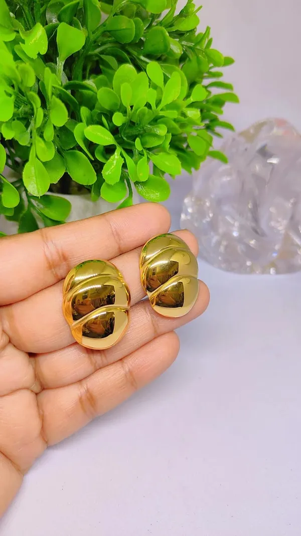 Golden_Ripple_Stud_Earrings