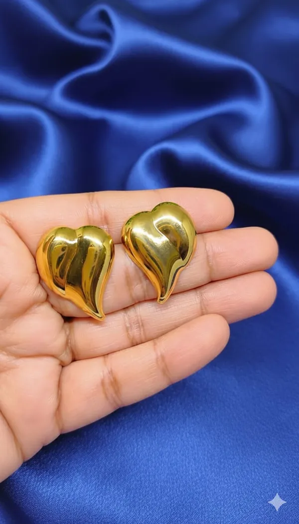 Elegant_Golden_Heart_Stud_Earrings