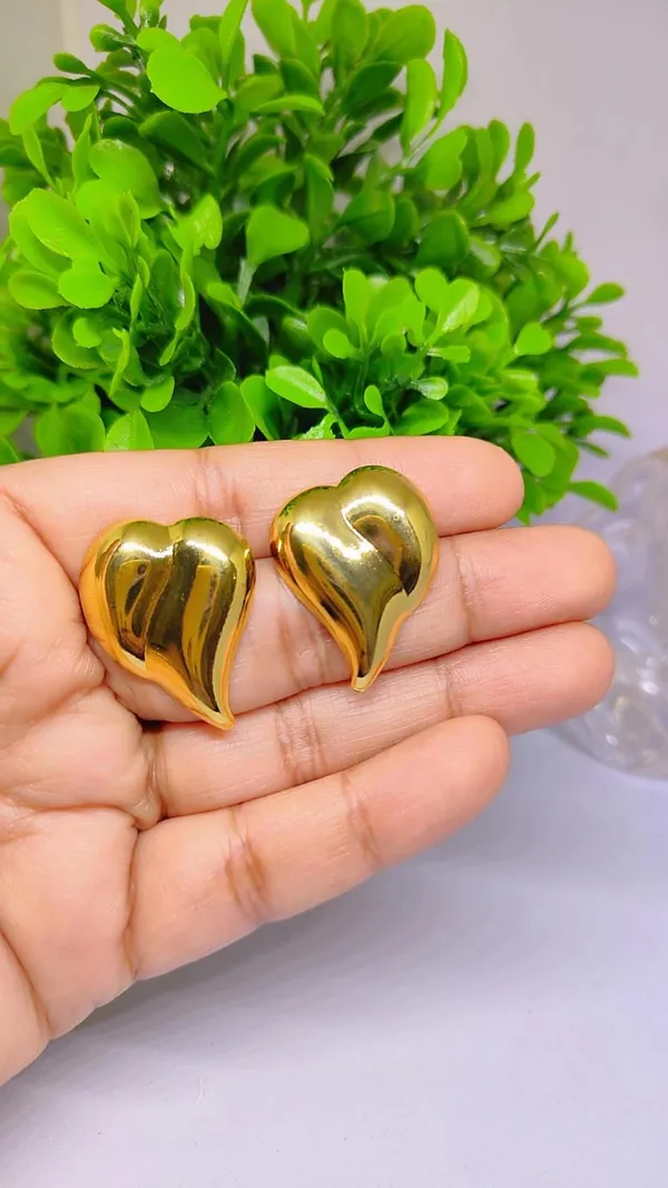 Elegant_Golden_Heart_Stud_Earrings