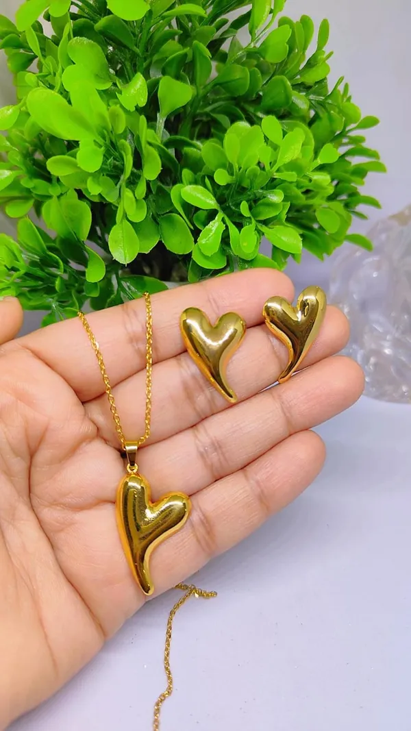 Elegant_Golden_Heart_Pendant_Set