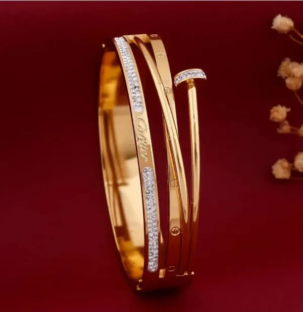 Golden_Luxe_Crystal_Nail_Bracelet