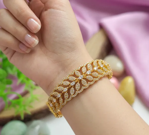 Golden_Leaf_Design_American_Diamond_Bracelet