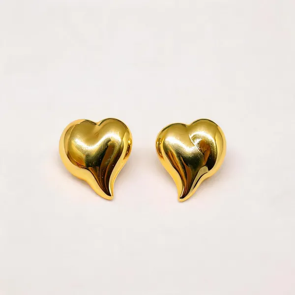 Elegant_Golden_Heart_Stud_Earrings