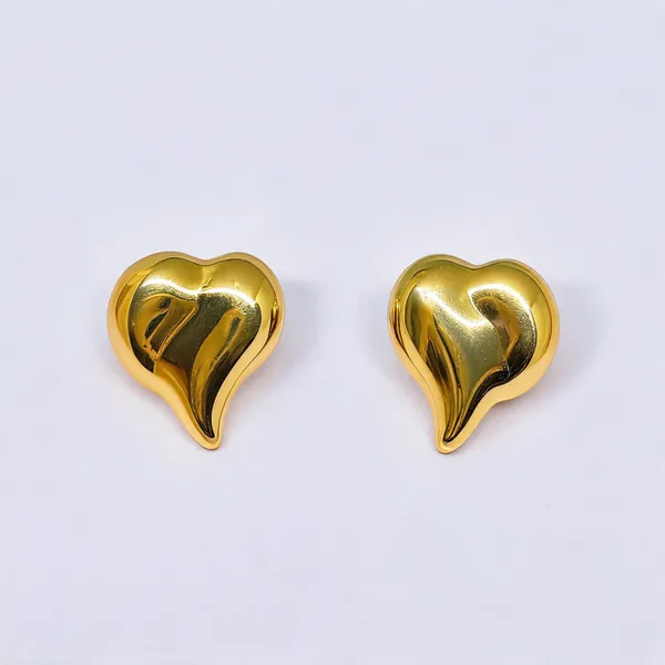 Elegant_Golden_Heart_Stud_Earrings