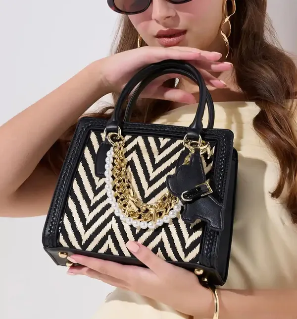Black_Chevron_Pattern_Handbag_for_Women