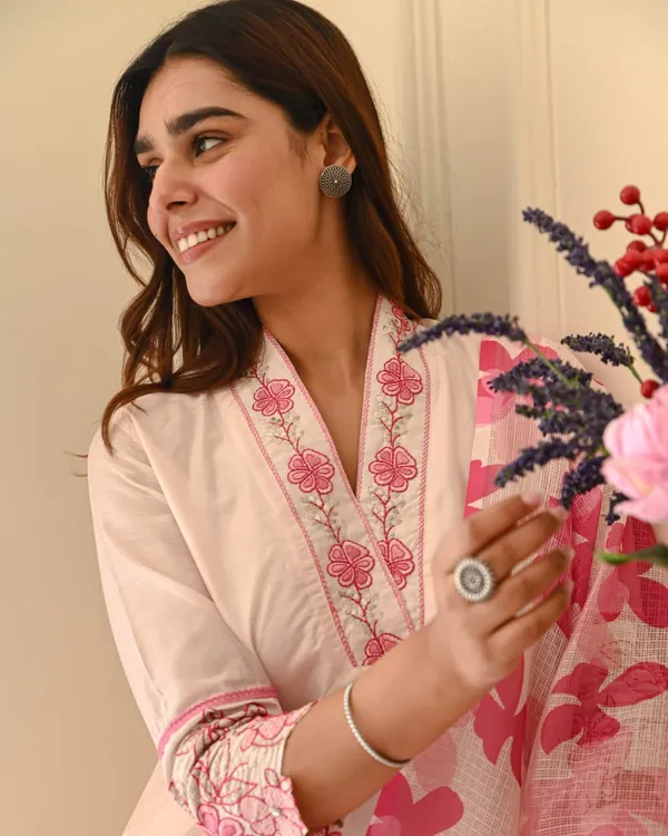 Blush_Bloom_Cotton_Flex_Embroidered_Kurta_Set_With_Kota_Doriya_Dupatta