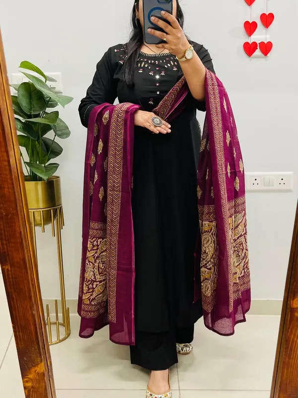 Black_Emblem_Embroidered_Cotton_Kurti_Set_With_Dupatta