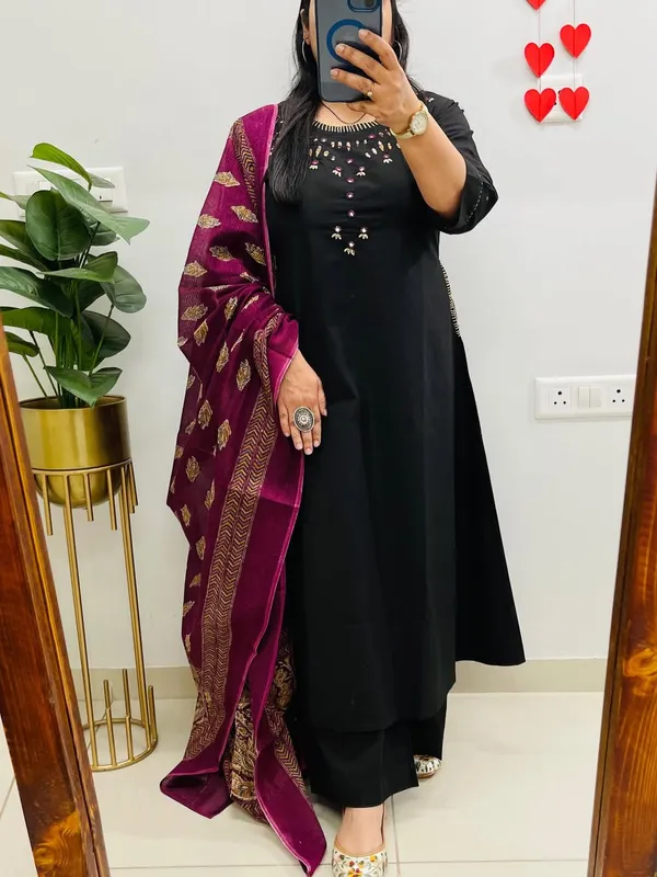 Black_Emblem_Embroidered_Cotton_Kurti_Set_With_Dupatta