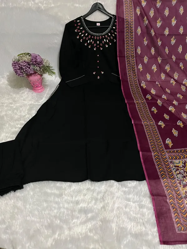 Black_Emblem_Embroidered_Cotton_Kurti_Set_With_Dupatta