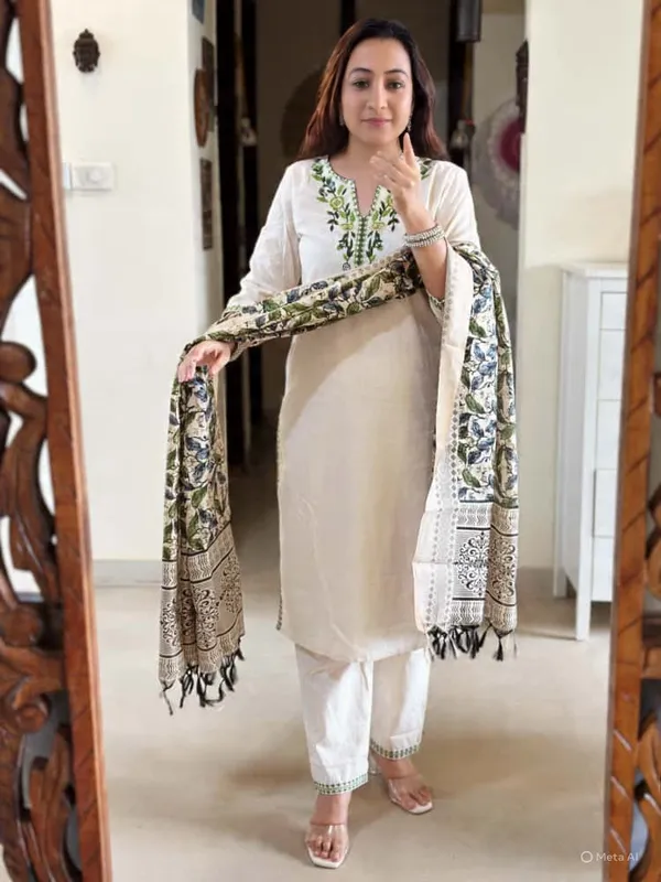 Ivory_Aura_Handloom_Embroidered_Cotton_Flex_Suit_Set