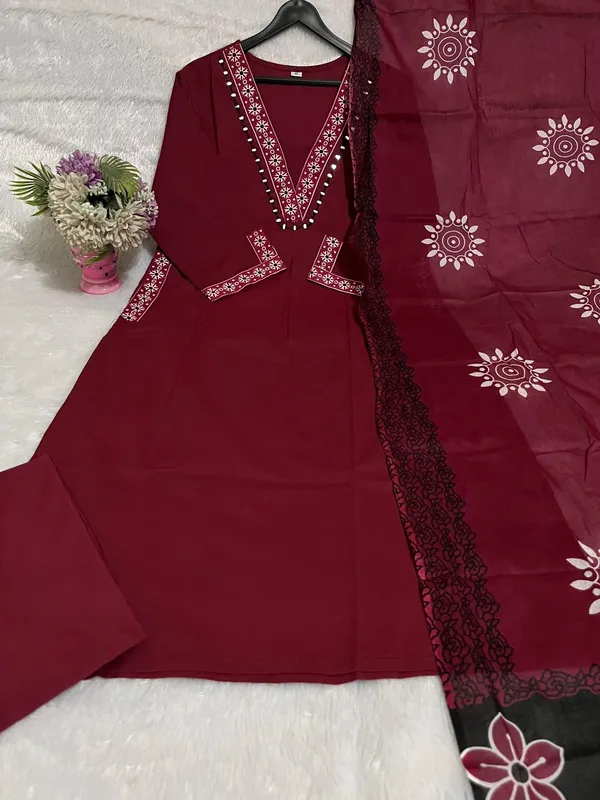 Nri_Maroon_V_Neck_Handcrafted_Cotton_Kurti_Set_With_Dupatta