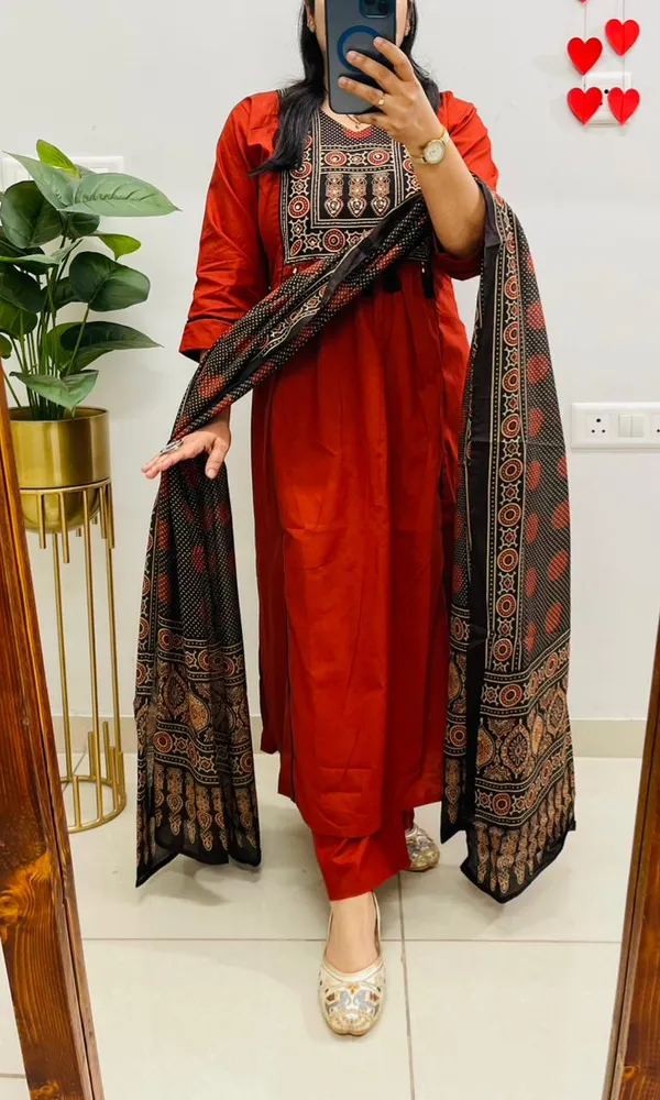 Aarohi_Cotton_Kurti_Pant_Set_With_Ajrakh_Print_Dupatta