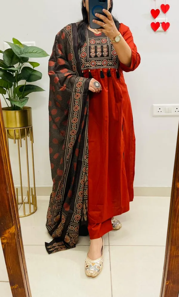 Aarohi_Cotton_Kurti_Pant_Set_With_Ajrakh_Print_Dupatta