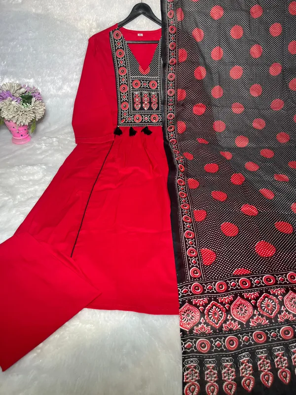 Aarohi_Cotton_Kurti_Pant_Set_With_Ajrakh_Print_Dupatta