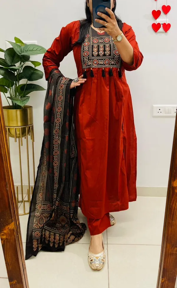 Aarohi_Cotton_Kurti_Pant_Set_With_Ajrakh_Print_Dupatta