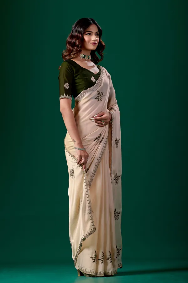 Cream_Floral_Print_Saree_With_Green_Blouse_for_Women
