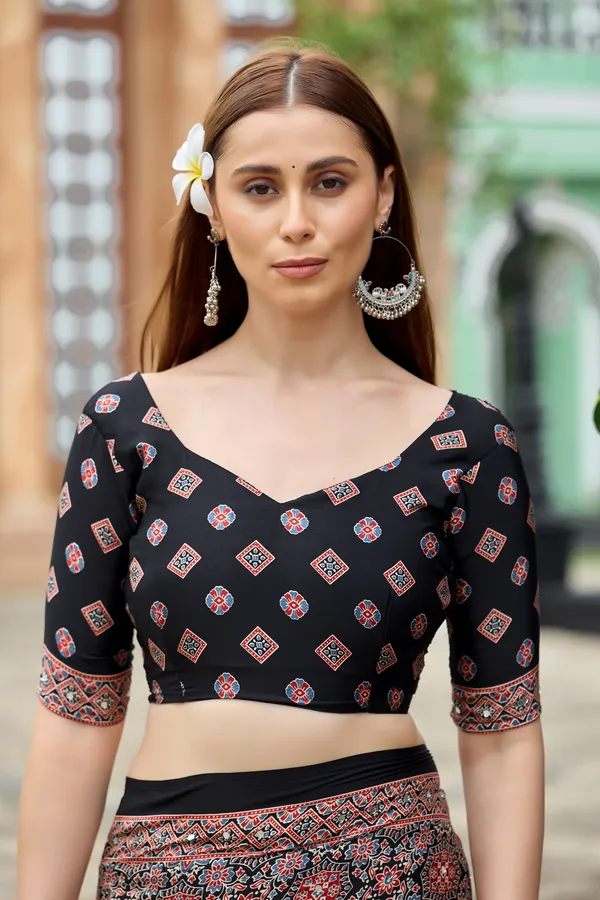 Black_Printed_Saree_With_Blouse_for_Women