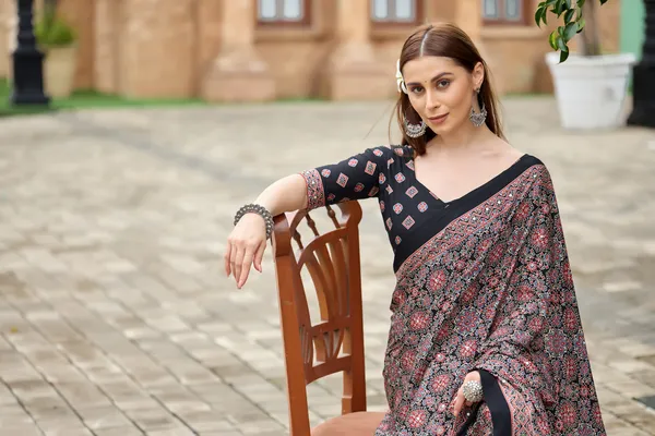 Black_Printed_Saree_With_Blouse_for_Women