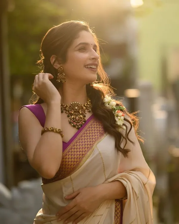 Cream_Jacquard_Premium_Saree_For_Women