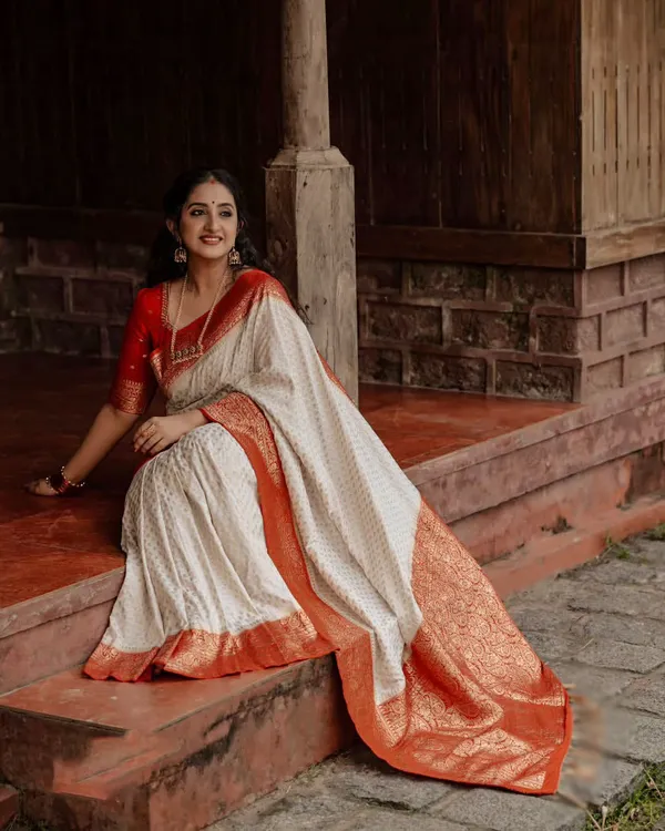 White_Jacquard_Premium_Saree_For_Women
