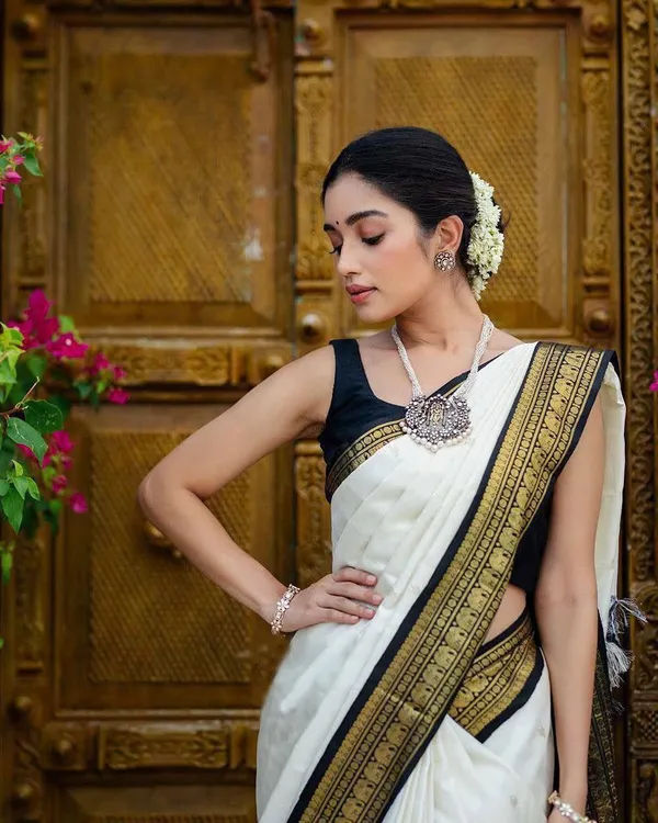 White_Jacquard_Premium_Saree_For_Women