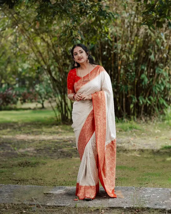 White_Jacquard_Premium_Saree_For_Women