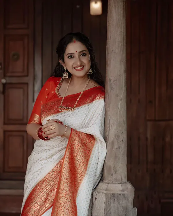 White_Jacquard_Premium_Saree_For_Women