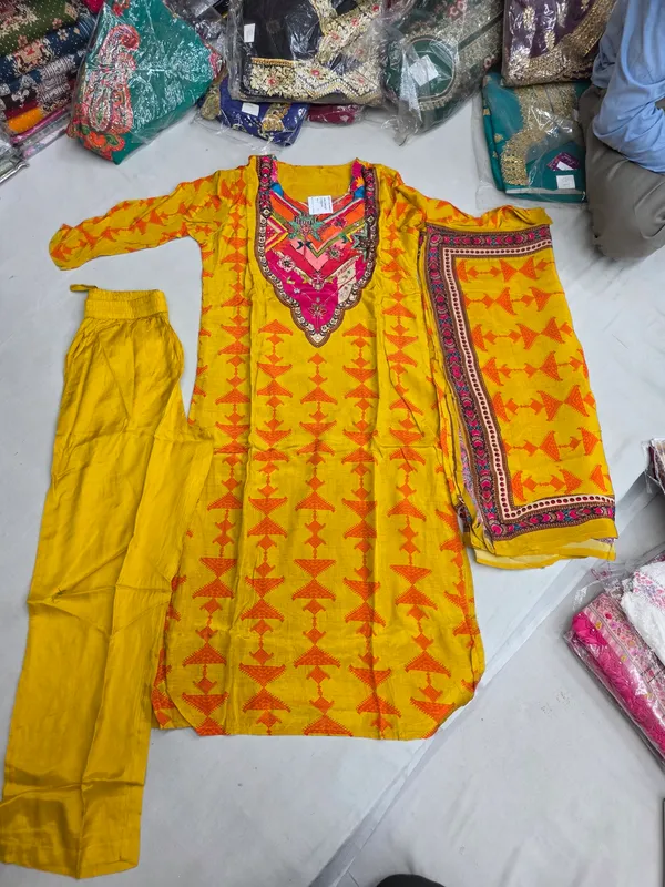 Yellow_Muslin_Straight_Kurta_Set_For_Women