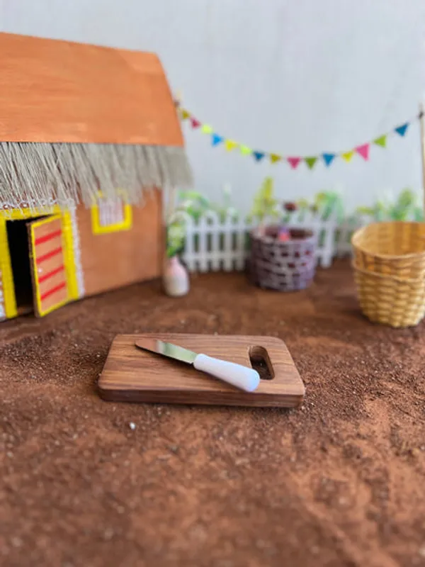 Tiny_Chopping_Board_With_Knife