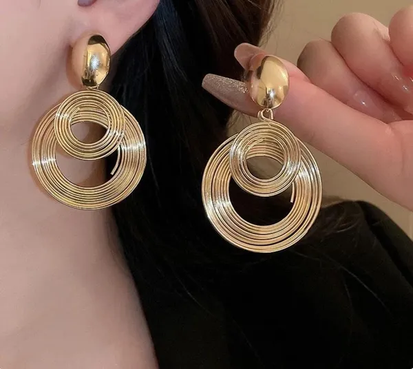 Elegant_Circle_Dangle_Earrings