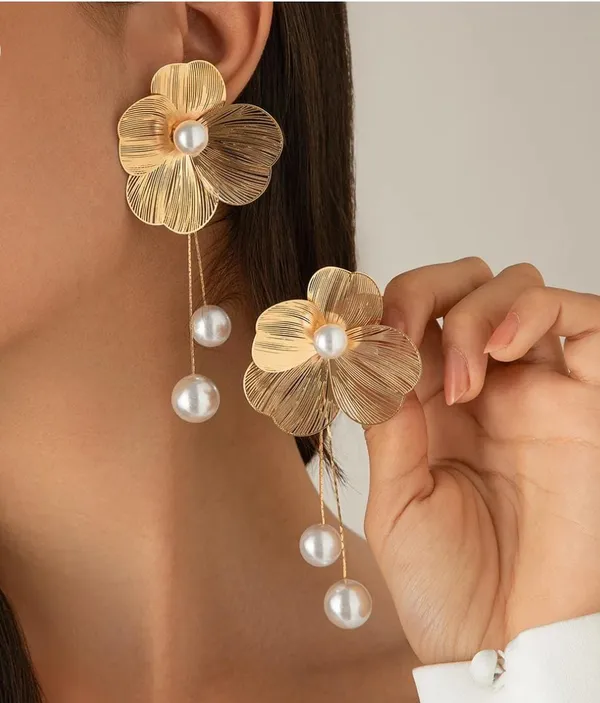 Three-dimensional_ginkgo_flower_earrings_-_Golden�