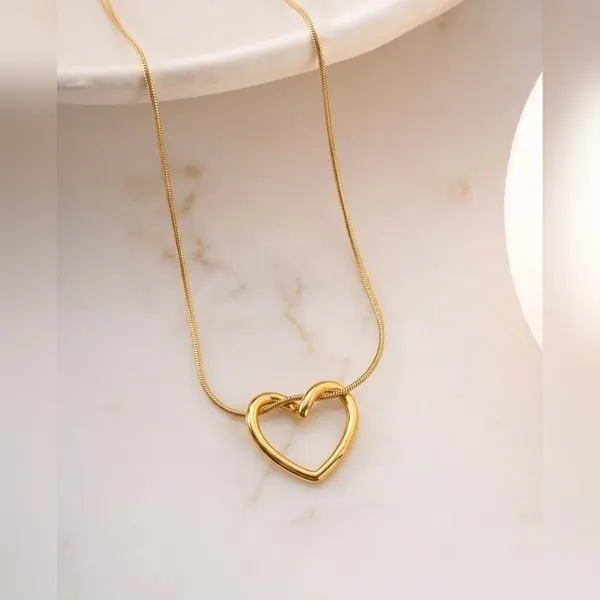Gold_Tone_Heart_Pendant_Necklace_For_Women