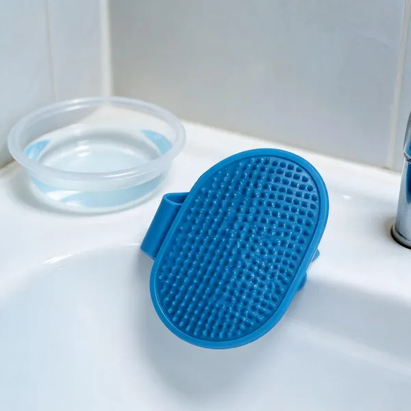 Blue_Rubber_Rubber_Pet_Grooming_Bath_Brush_With_Hand_Strap