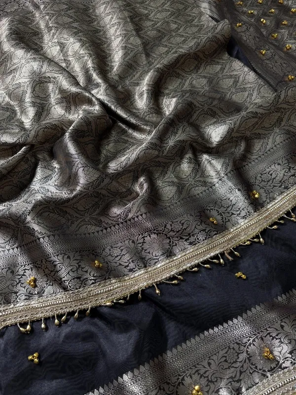 Black_Woven_Floral_Zari_Saree_for_Women