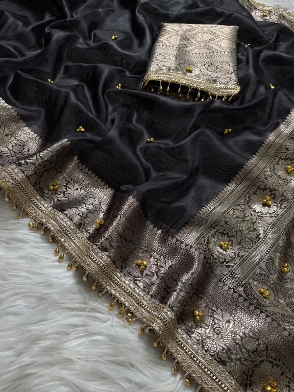 Black_Woven_Floral_Zari_Saree_for_Women