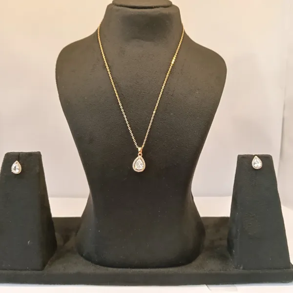 Gold_Tone_Teardrop_Necklace_And_Earring_Set_for_Women