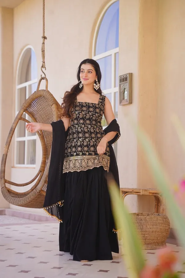 Black_Silk_Sleeveless_Ethnic_Wear_Set_For_Women