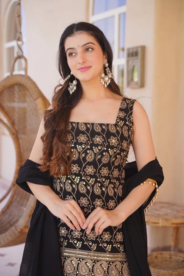 Black_Silk_Sleeveless_Ethnic_Wear_Set_For_Women