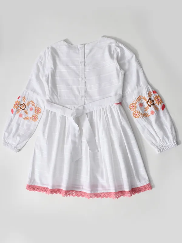 Bella_Moda_Cotton_Woven_Girls_Floral_Embroidered_Fit_And_Flare_Dress_With_Lace_Detailing