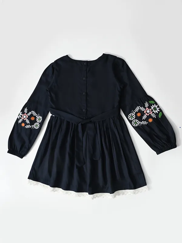 Bella_Moda_Cotton_Woven_Girls_Floral_Embroidered_Fit_And_Flare_Dress_With_Lace_Detailing