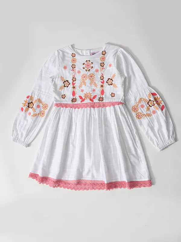 Bella_Moda_Cotton_Woven_Girls_Floral_Embroidered_Fit_And_Flare_Dress_With_Lace_Detailing