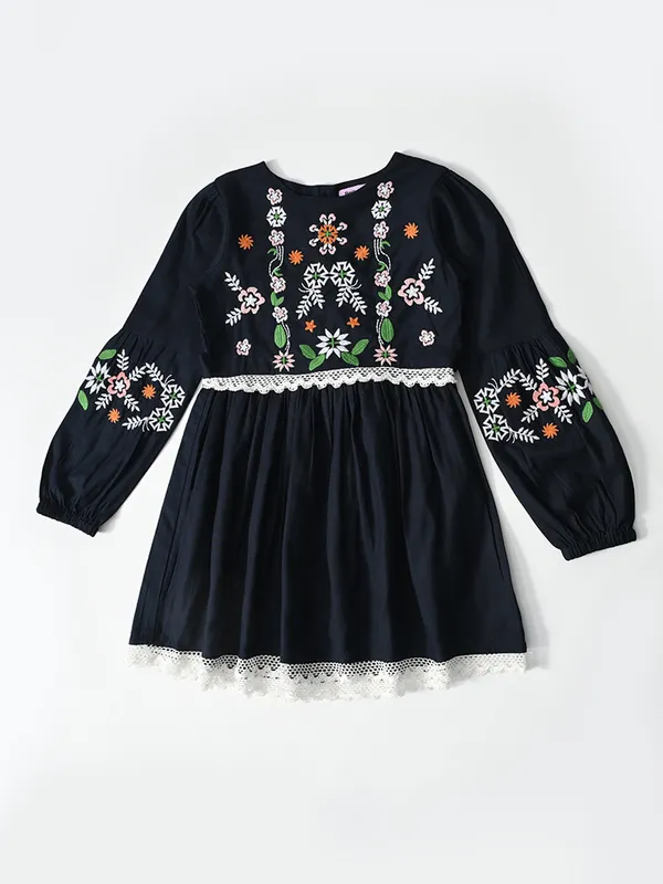 Bella_Moda_Cotton_Woven_Girls_Floral_Embroidered_Fit_And_Flare_Dress_With_Lace_Detailing