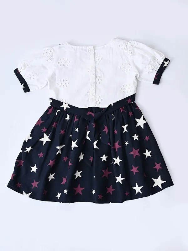 Baby_Girls_Printed_Cotton_Woven_Fit_And_Flare_Dress_With_Puff_Sleeves_And_Bow_Appilque_White