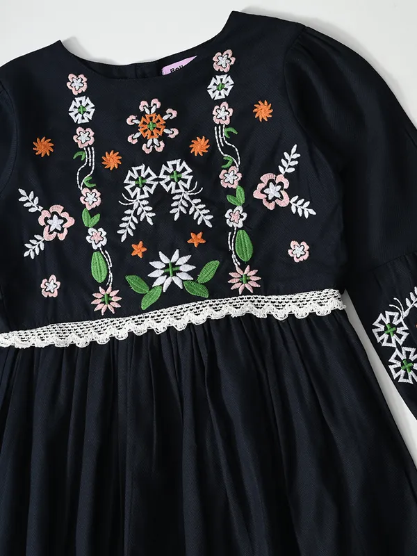 Bella_Moda_Cotton_Woven_Girls_Floral_Embroidered_Fit_And_Flare_Dress_With_Lace_Detailing