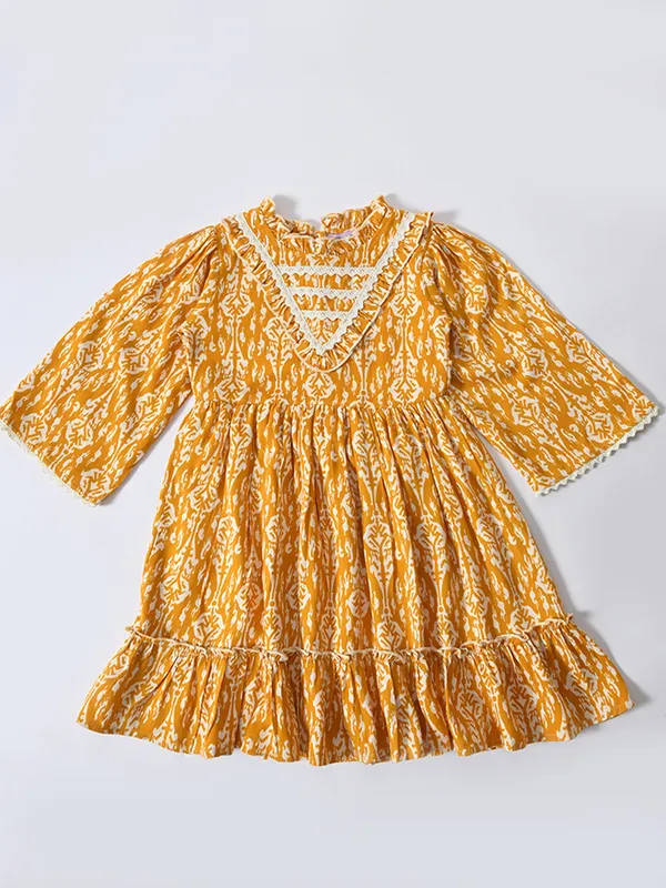 Bella_Moda_Cotton_Woven_Girls_Ethnic_Print_Flared_Dress_With_Lace_Detail