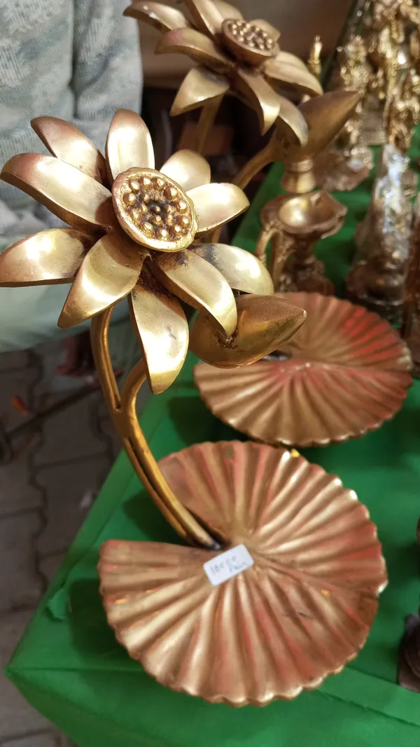 Metal_Lotus_Inspired_Decorative_Stand