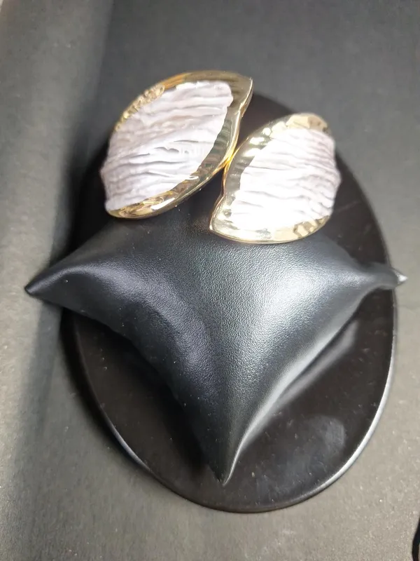 Gold_Alloy_Shell_Shape_Dual_Tone_Frosted_Statement_Kada_For_Women