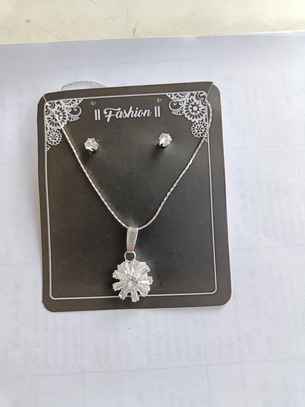 Silver_Tone_Floral_Pendant_Jewellery_Set_for_Women