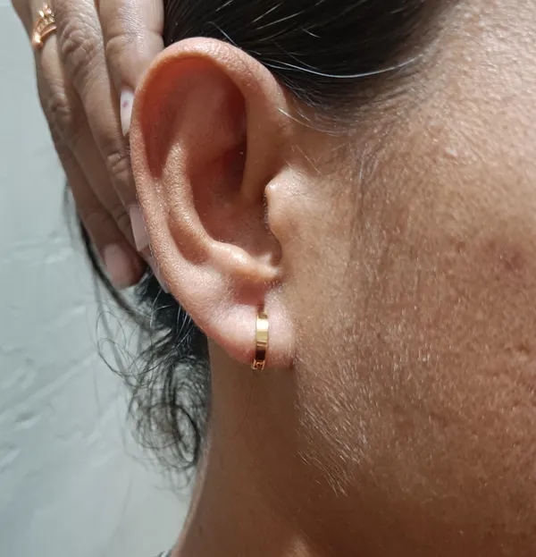 Gold_Tone_Black_Accent_Hoop_Earring_for_Women