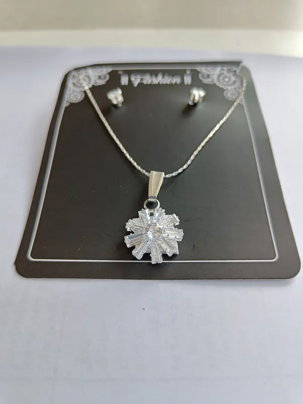 Silver_Tone_Floral_Pendant_Jewellery_Set_for_Women
